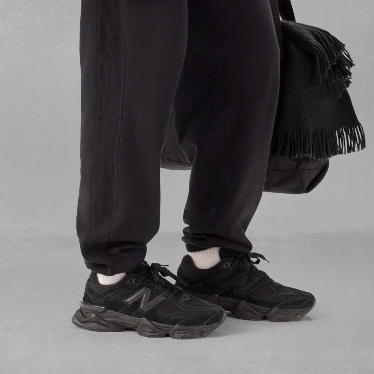 Conjuntos de pies a cabeza en tonos negros.