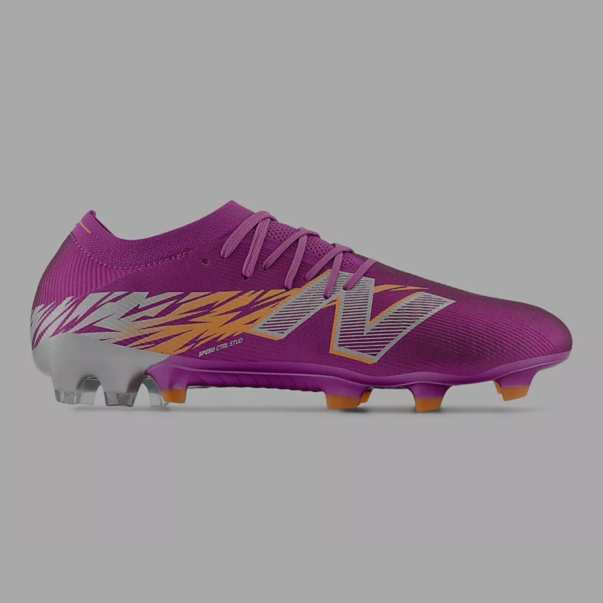 Botín de fútbol morado con protuberancias moldeadas.