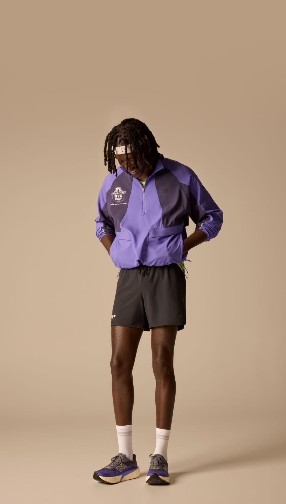 Una hombre con ropa de la Colecci&oacute;n United Airlines NYC Half en el estudio.&nbsp;