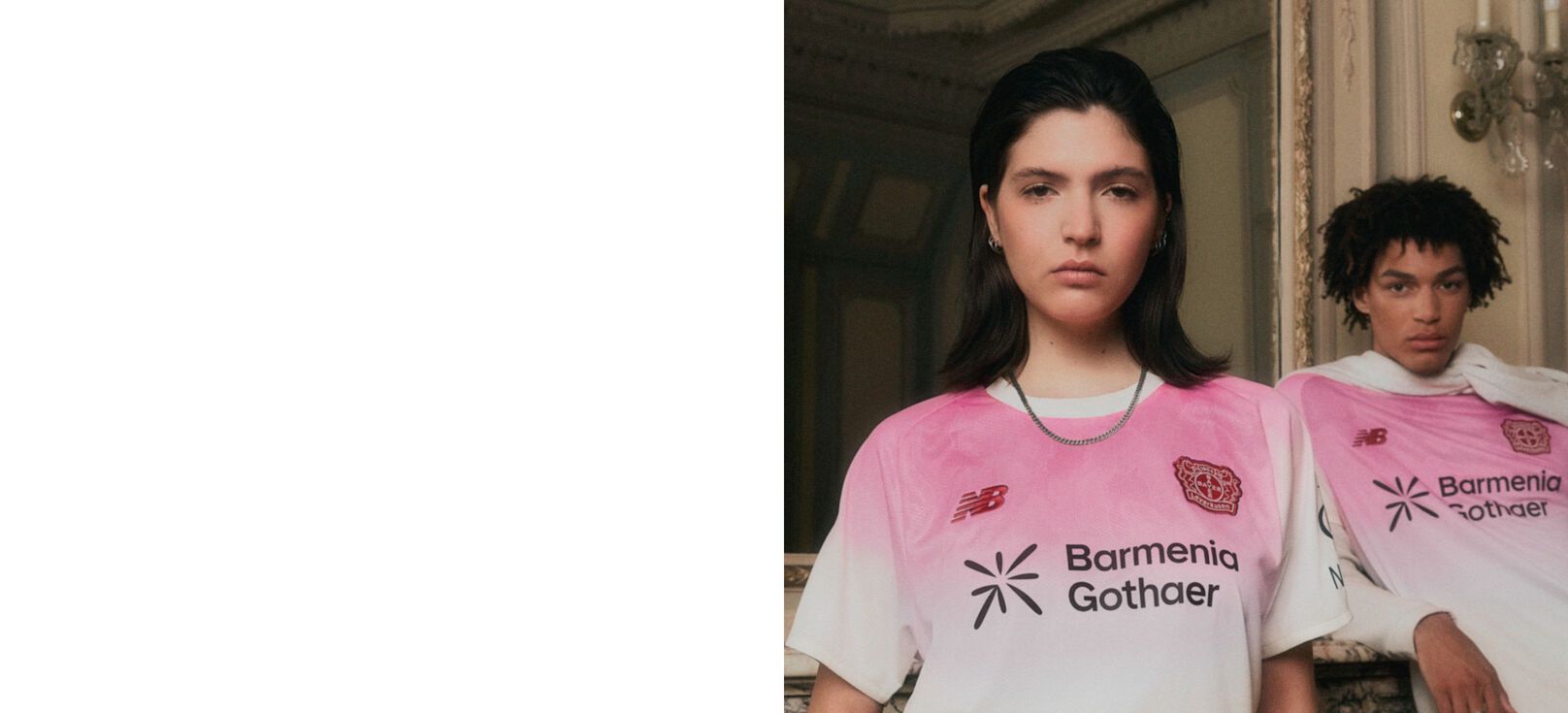 Pareja joven con camisetas de fútbol rosas apoyada en un espejo.