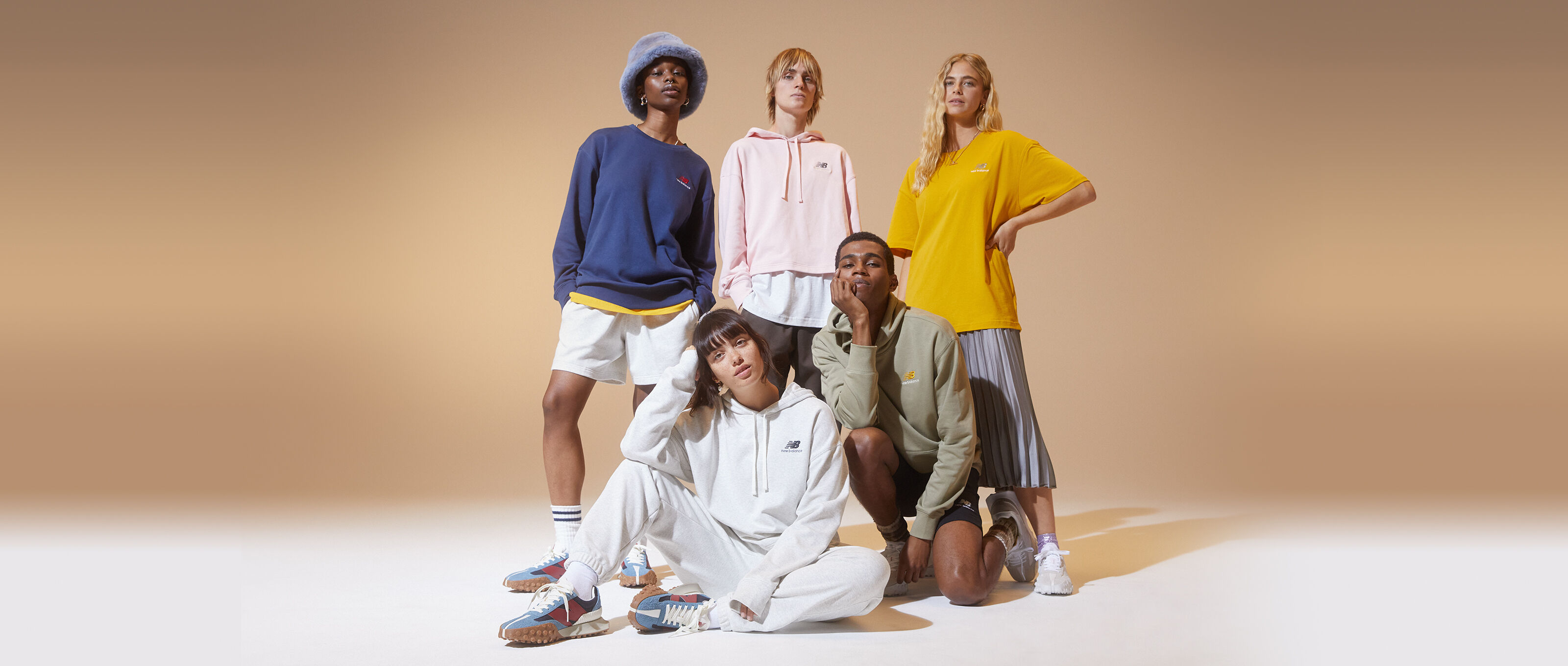 ★★New Balance★★ NBNEF21403 UNI Essential Small Logo Shor New Balance Uni EssenTial CenTer Logo ShorT Sleeve T shirT