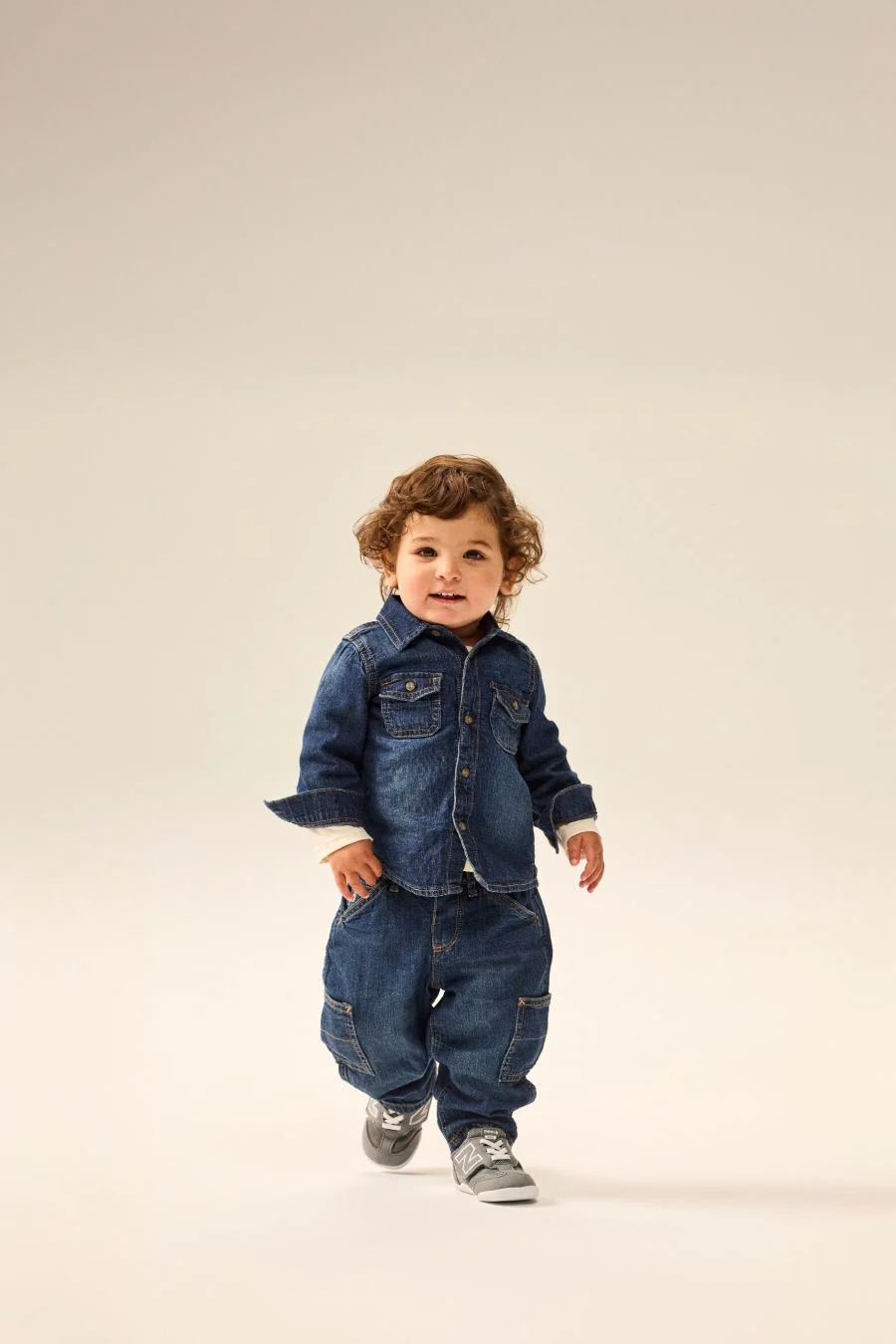 Toddler wearing NB shoes.