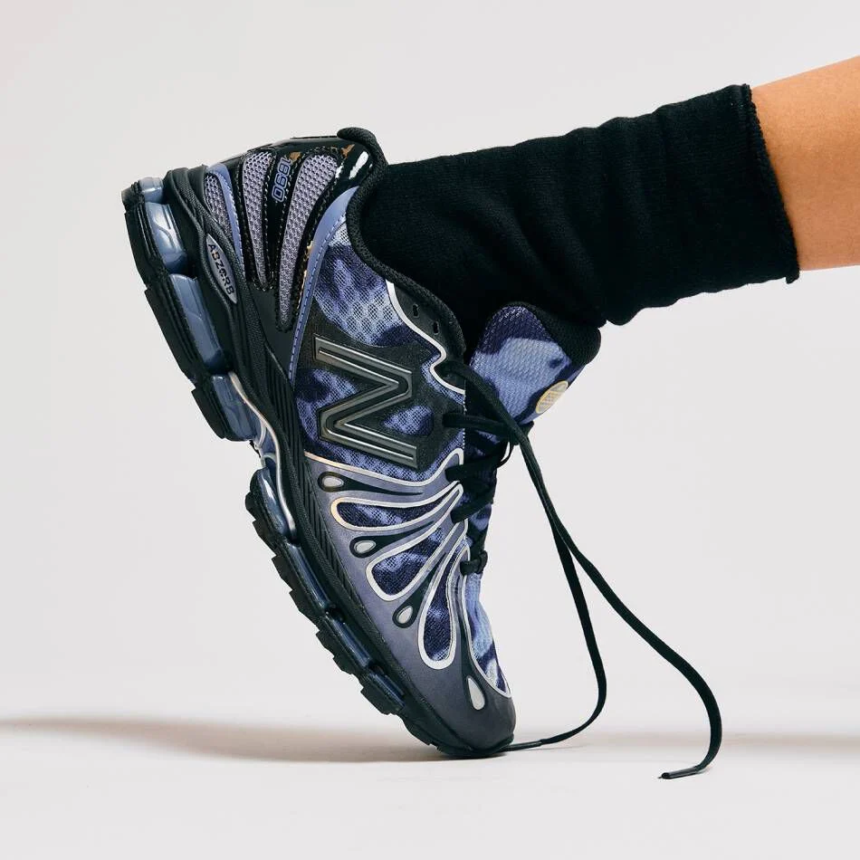 Imagen de un par de zapatillas azules puestas en los pies de alguien.