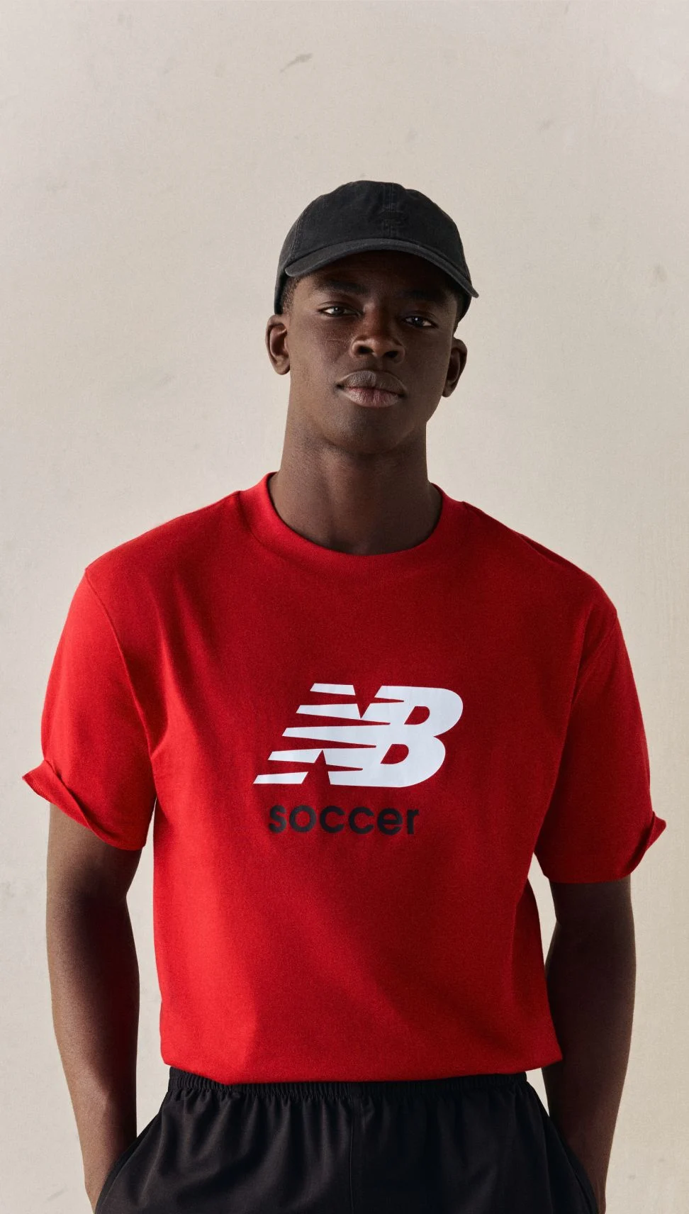 Persona luciendo una t-shirt gr&aacute;fica de f&uacute;tbol.