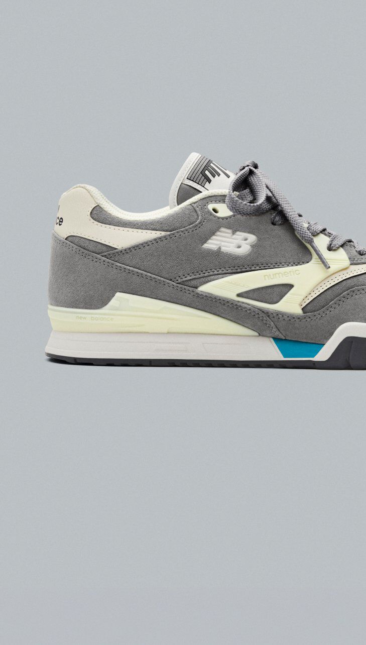 Numeric 770 'Grey Days' sobre fondo gris