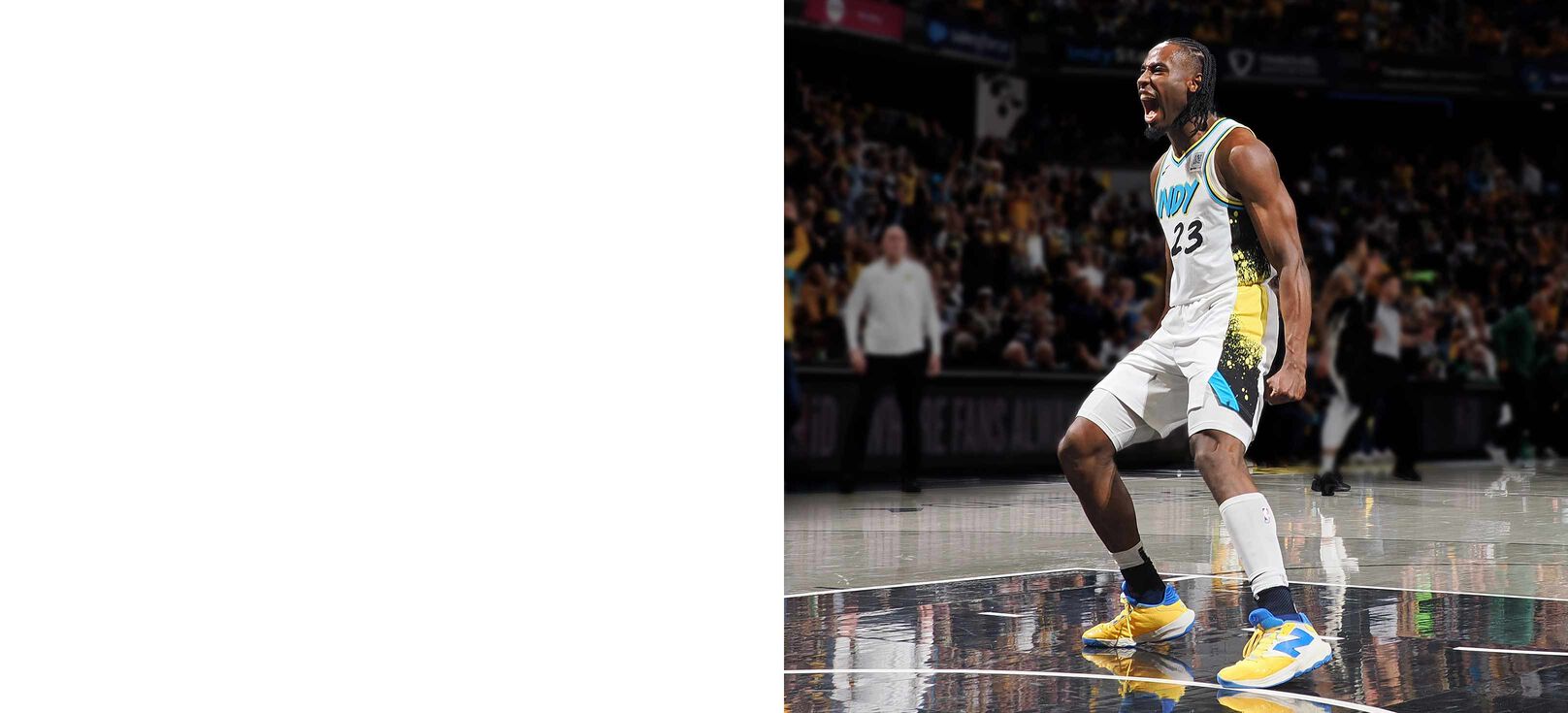 Aaron Nesmith celebrando en la cancha durante un partido de baloncesto. 