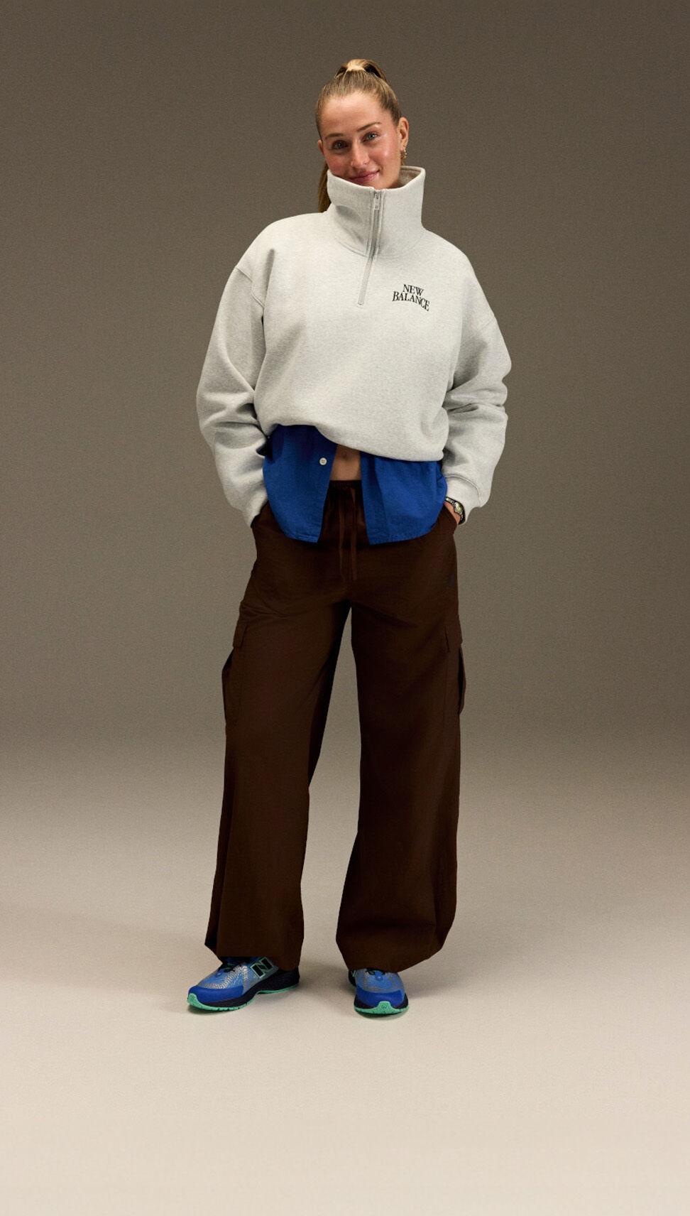 Jordyn Huitema de pie frente a un fondo gris.