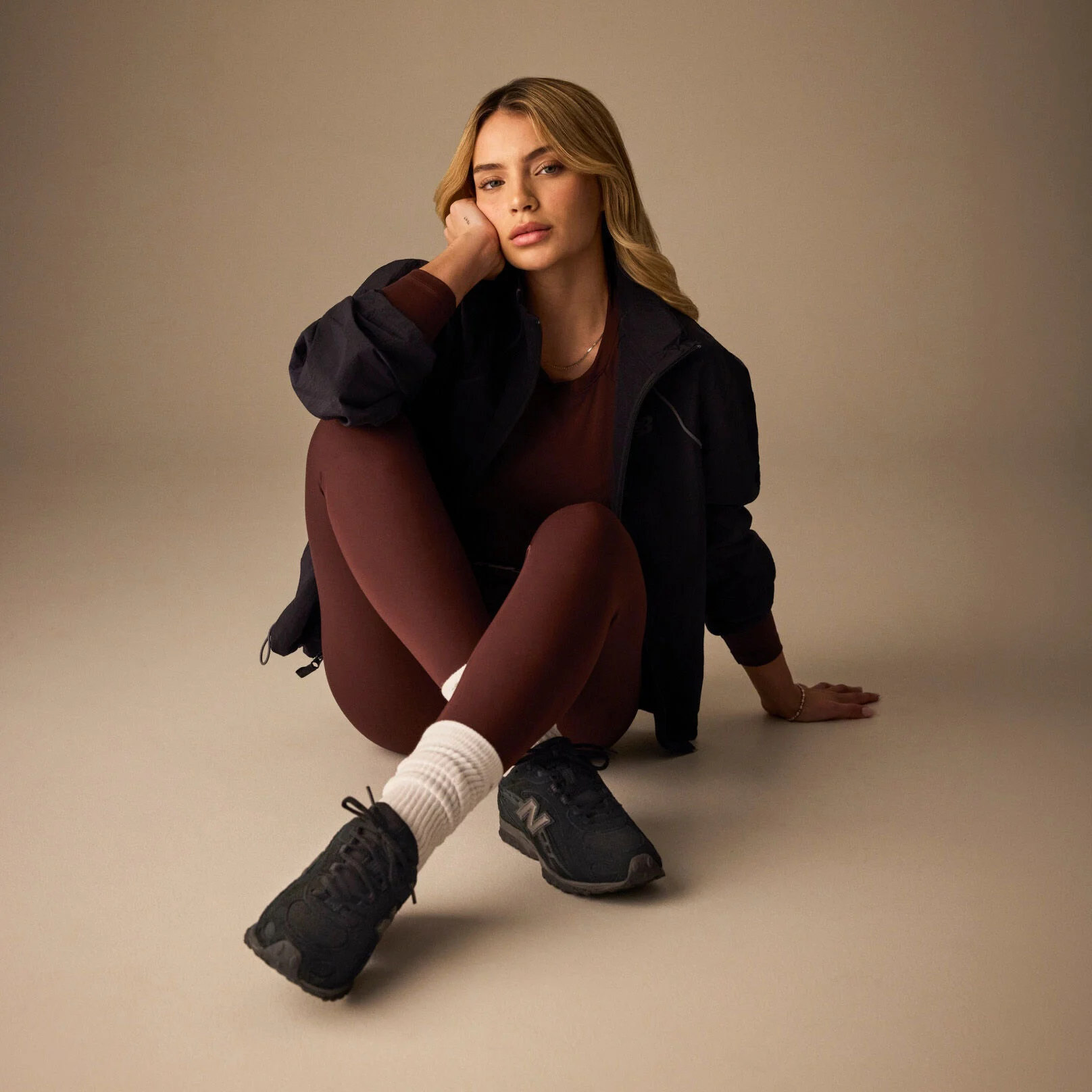 Gabriely wearing the new black 204L sneakers and NB apparel 