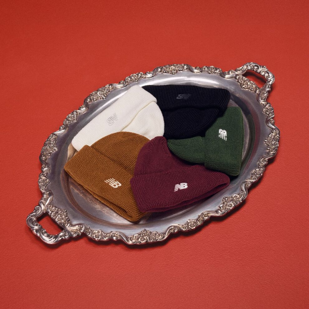 Bandeja de plata con cinco gorros de diferentes colores.