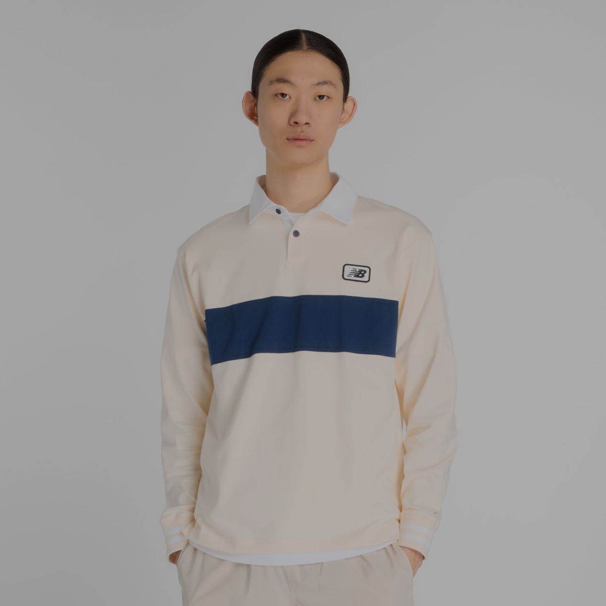 Hombre que lleva una camiseta de manga larga de New Balance.