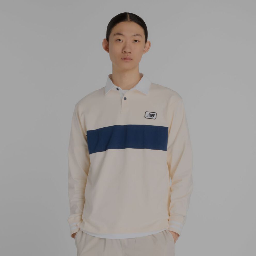 Hombre que lleva una camiseta de manga larga de New Balance.