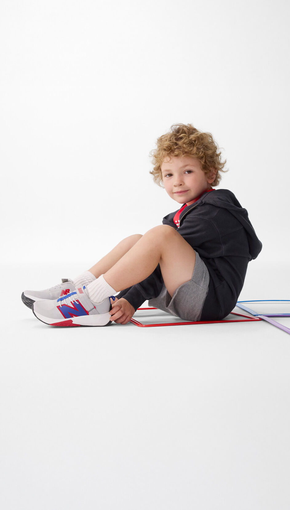 Niño sentado, con FuelCell Play