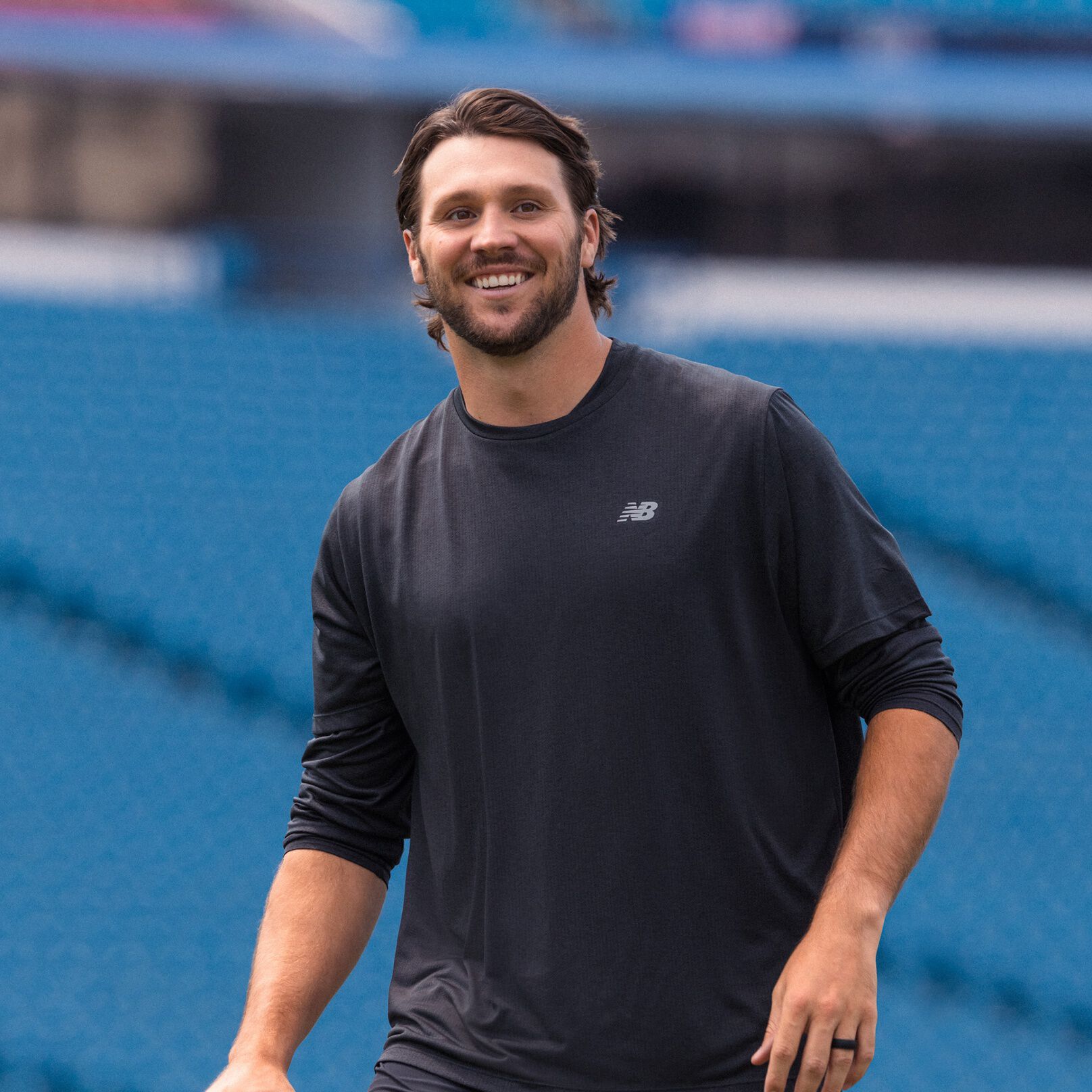 Josh Allen est&aacute; de pie en un estadio de f&uacute;tbol americano
