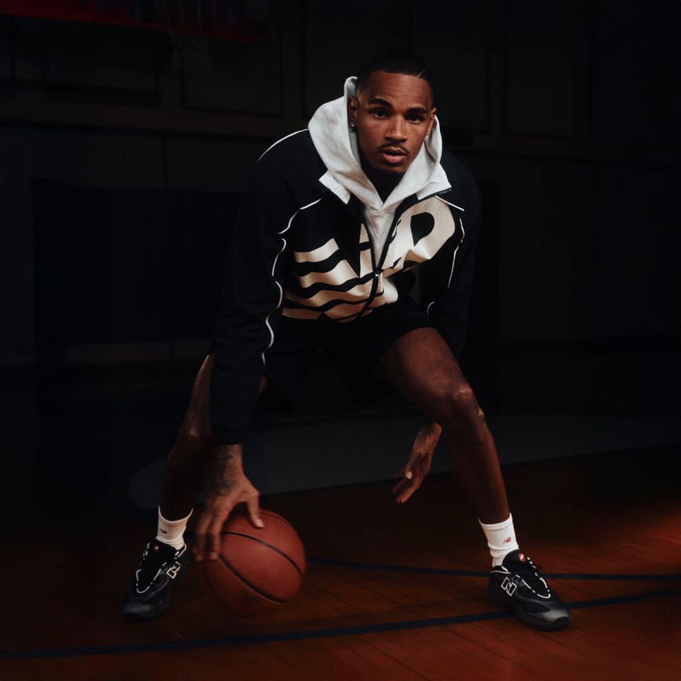 Dejounte Murray dribbling a basketball.